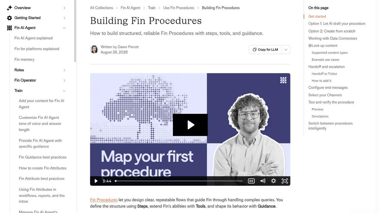 L'image montre une page web intitulée "Création de procédures Fin" avec un bouton de lecture vidéo au centre. La vidéo porte le texte "Cartographiez votre première procédure" et présente une personne. Sur le côté gauche, un menu de navigation comporte des sections comme "Vue d'ensemble", "Prise en main" et "Fin AI Agent".