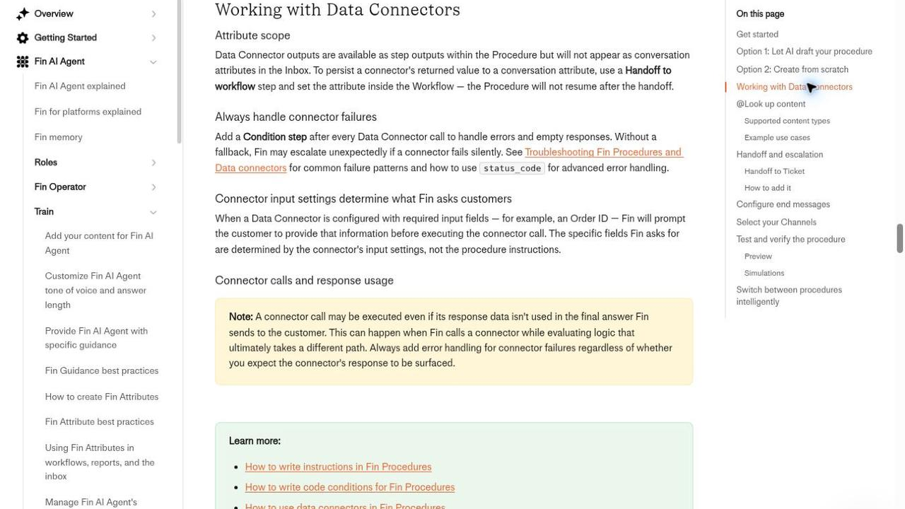 L'image montre une section de page web intitulée "Travailler avec les connecteurs de données" dans le contexte où "Intercom documente les entrées des connecteurs, la gestion des échecs et l'utilisation des données renvoyées". Elle détaille comment gérer les échecs avec les connecteurs de données, notamment en ajoutant des conditions après chaque appel.