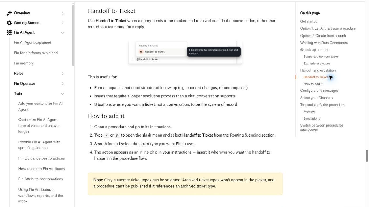 L'image montre une interface utilisateur liée au "Transfert vers ticket" dans le contexte de l'IA conversationnelle pour le service client. Elle comprend une barre latérale avec des options de navigation comme "Vue d'ensemble" et "Prise en main", une zone de contenu principale expliquant le "Transfert vers ticket" comme une fonctionnalité pour suivre et résoudre les demandes en dehors de la conversation.